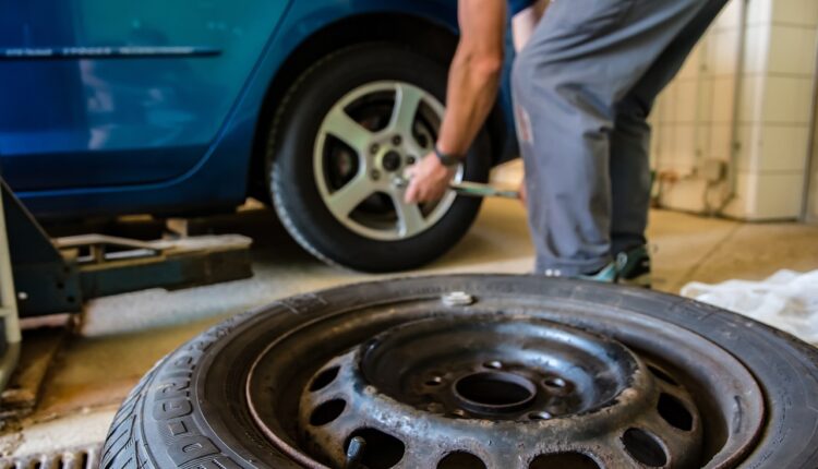Como encontrar borracharias abertas perto de mim: dicas para emergências na estrada