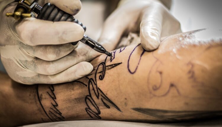 Significado de tatuagem de cruz no rosto: história e simbolismo revelados