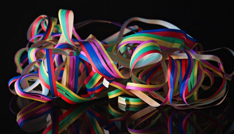 Brincadeiras e perguntas pesadas: 15 ideias para animar a noite