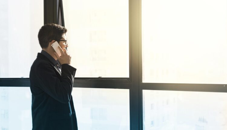 Arrumar um celular que caiu na água: 7 dicas para salvar seu aparelho